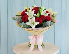 Букет цветов из:  Лилии и Розы в Зыково