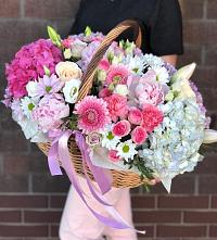 Композиция солнечный день в Зыково Цветочная композиция из Розы, Хризантемы, Пионы и Лизиантусы в корзине в Зыково