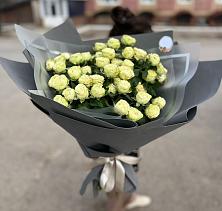 Букет Белые кустовые розы Солинеро в Зыково