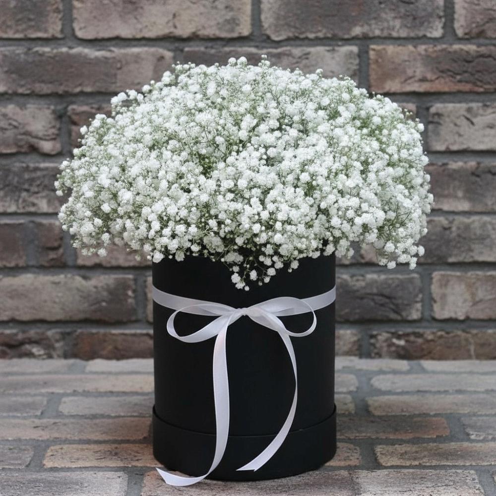 Цветочная композиция из Гипсофила в шляпной коробке в Зыково