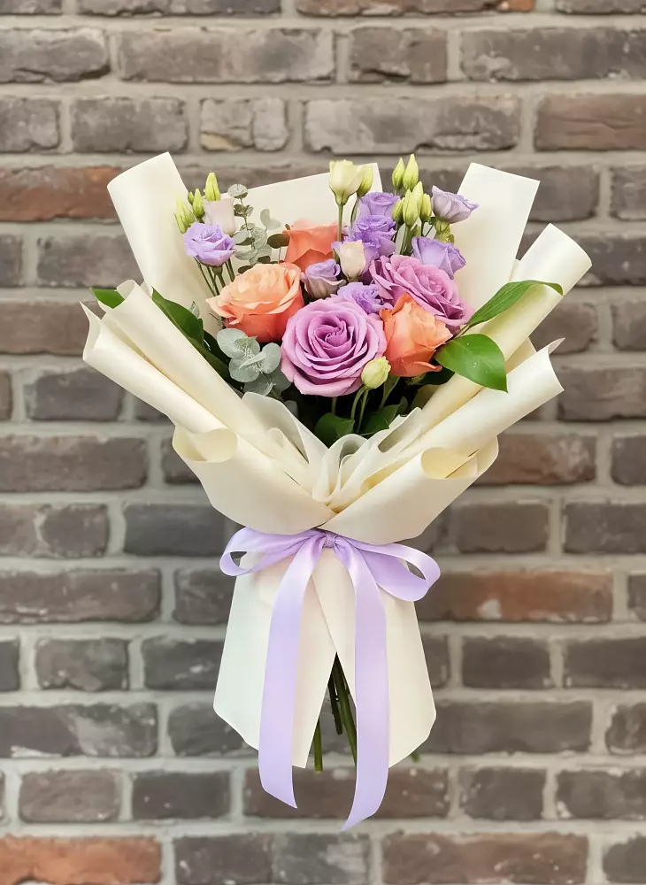 Букет цветов из: Лизиантусы и Розы в Зыково