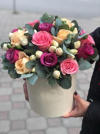 Цветочная композиция из Розы в шляпной коробке в Зыково