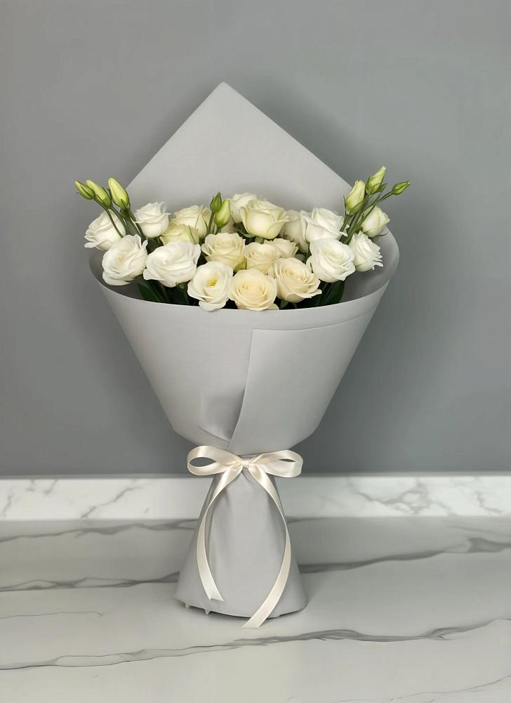 Букет цветов из: Розы и Лизиантусы в Зыково