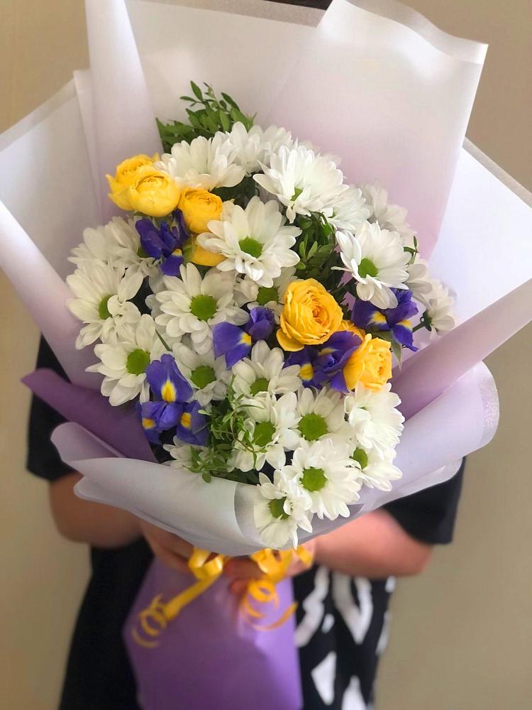 Букет цветов из: Ирисы, Хризантемы и Розы в Зыково