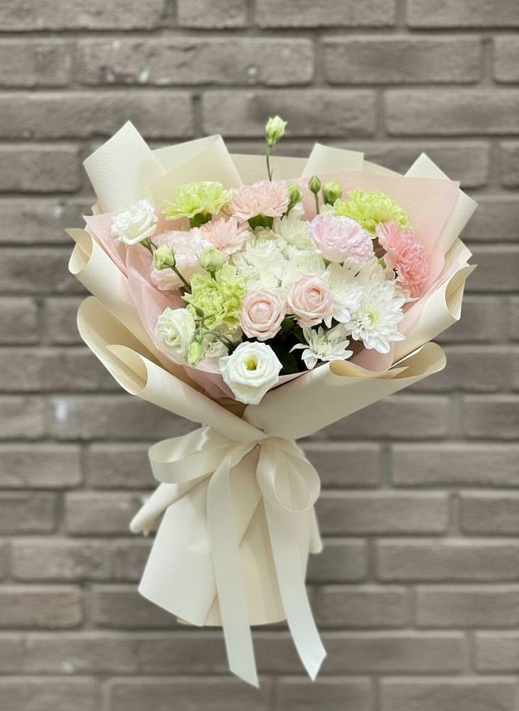 Букет цветов из: Гвоздики, Розы, Лизиантусы и Хризантемы в Зыково