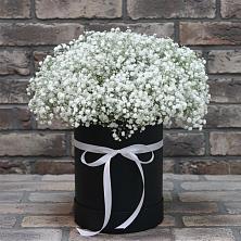 Цветочная композиция из Гипсофила в шляпной коробке в Зыково
