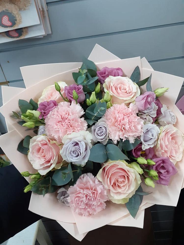 Букет цветов из: Розы, Гвоздики и Лизиантусы в Зыково