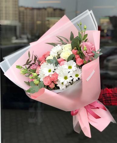 Букет цветов из: Розы, Лизиантусы и Хризантемы в Зыково