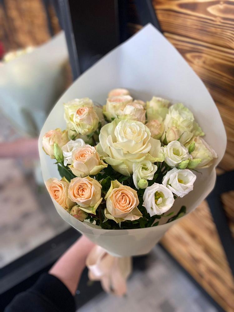 Букет цветов из: Розы и Лизиантусы в Зыково